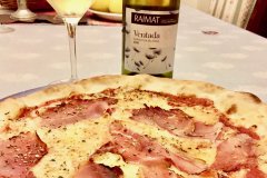 Maridatge: Pizza de pernil cru italià amb Raimat Ventada