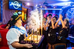 Hard Rock Cafe Eivissa celebra el desè aniversari amb un Flashmob sorpresa al ritme dels Village People
