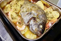 Morruda as forn amb patates i gambes vermelles de Ciutadella