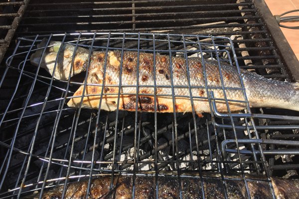 Peix i carn a la brasa de carbó al Lago de Cala en Bosch