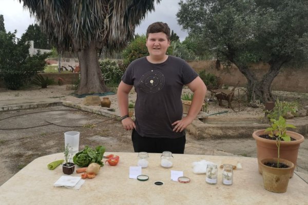 Agricultura envia un vídeo de Miquel Montoro als alumnes de primària per ensenyar-los a fer planters de productes locals a casa