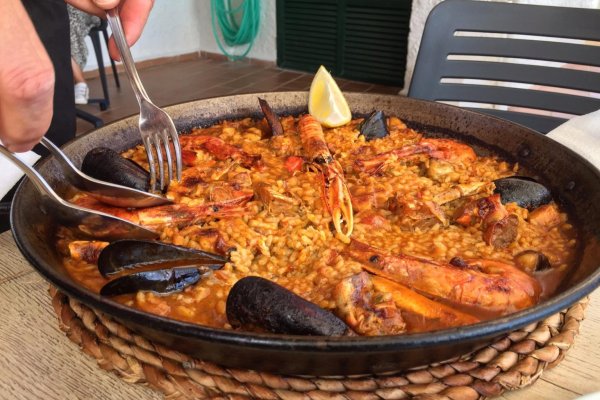 Les paelles del Faro de Cala Torret i els plats del Rocamar