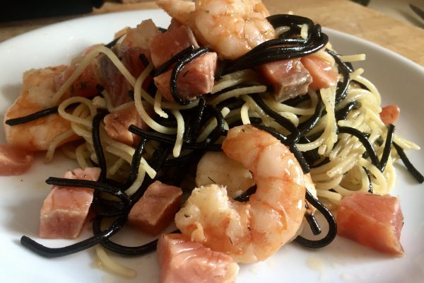 Mix d’espaguetti amb gambes i salmó fumat