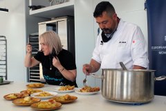 11 periodistes gastronòmics aprenen a cuinar una panadera de peix amb el xef David de Coca
