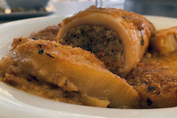 Calamars amb monyaco, plat tradicional que recupera Es Garbell