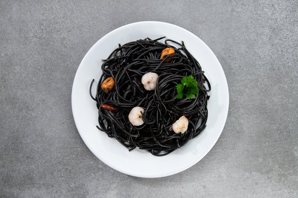 Espaguetis negres “frutti di mare”