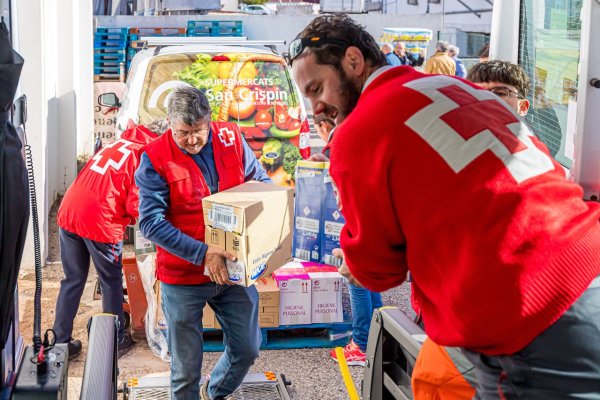 Els socis de San Crispín fan donació d’una tona i mitja de productes de primera necessitat a Càritas i Creu Roja