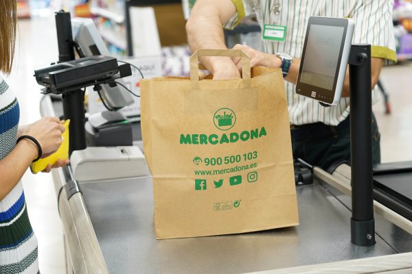 Mercadona diu adéu a les bosses de plàstics