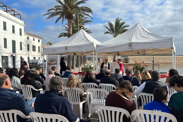 Pilar Tanu i Joan Caballo conquisten al públic amb l’elaboració del seu menú nadalenc enmig de la plaça de s’Algaret de Fornells