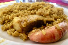 La paella de bacalao con gamba roja en el Restaurante Es Garbell