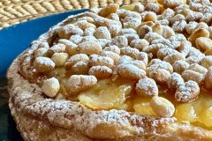 La coca de fulls amb crema i pinyons del Forn Curniola