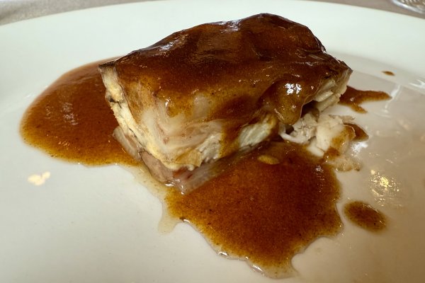 Los pies de cerdo rellenos de langosta blanca del Café Balear