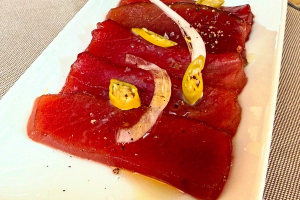 Tiradito de tonyina vermella amb piparra. Cafè Balear