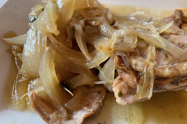 Rabbit with onions. Ca n'Antuna. Foto: Bep Al·lès©