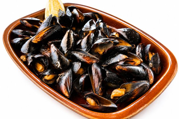 Cala en Blanes and Los Delfines: the Menorcan Paradise Where Olive Wood Grilling Becomes a Benchmark