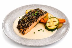 El salmó amb sèsam de Pins 46, frescor mediterrània amb toc exòtic
