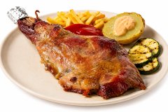 L’espatlla d’anyell de llet del Grill Es Caliu, un rostit clàssic que es desfà a la boca