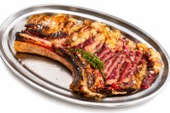 La mitjana de vaca vermella del Cafè Balear, brasa noble al port