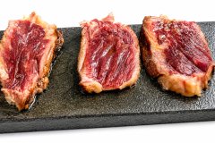 La mitjana de vaca vermella de Menorca de Ses Voltes, producte local acabat a la pedra
