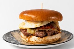 La Menorca Brutal del Snack Bar Pub Nautilus, una hamburguesa amb producte menorquí a Cala Blanca