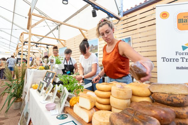 Arrels 2026 omplirà es Mercadal de cuina en directe, producte local, música i activitats per a tota la família