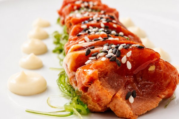 El tataki de tonyina vermella de l’Asador Molí des Comte, intensitat marina sobre un llit d’algues
