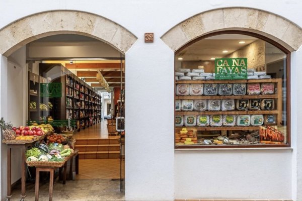 Route foodie à travers les commerces emblématiques de Ciutadella : huit étapes au goût d’histoire
