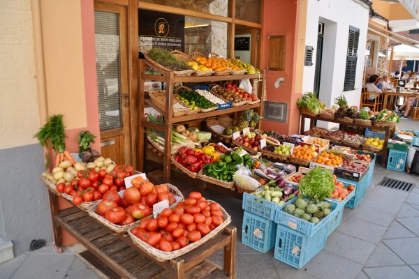 Route foodie à travers les commerces emblématiques de Ciutadella : huit étapes au goût d’histoire