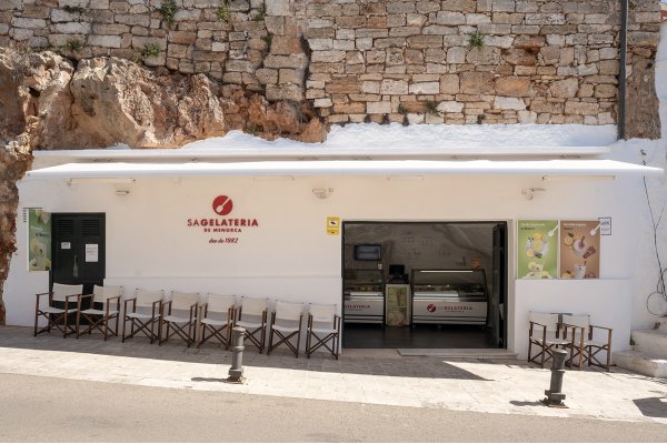 Route foodie à travers les commerces emblématiques de Ciutadella : huit étapes au goût d’histoire