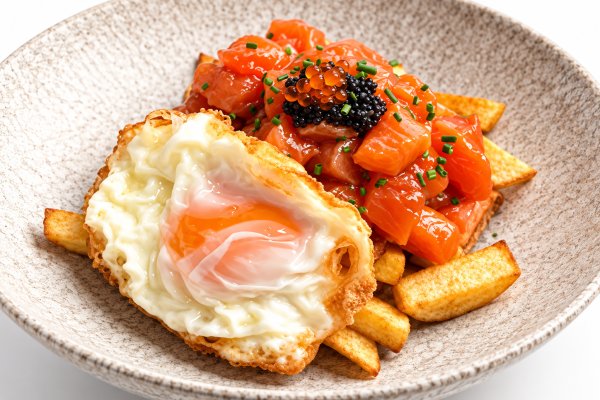 Marinated salmon with fried eggs and chips at Pins 46