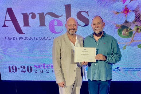 Jaume Gomila presents Foodies on Menorca with the diploma accrediting it as one of the Top Foodie Websites 2026