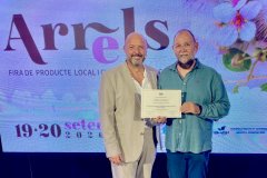 Jaume Gomila entrega a Foodies on Menorca el diploma que l’acredita com una de les Top Foodie Websites 2026