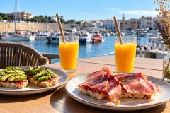Petit-déjeuner à Es Nàutic avec l’une des plus belles vues sur le port de Ciutadella