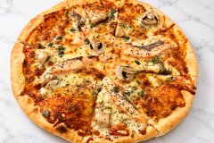 Homemade pizzas at L’Àncora in Cala en Blanes until the end of October